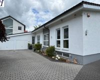 Ansicht mit Garagen und Hof