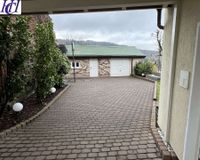 Hof mit Garage