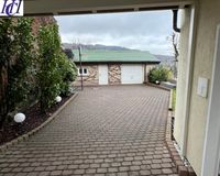 Hof mit Garage