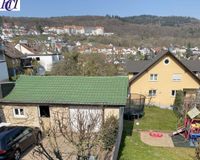 Großer Garten und Garagengebäude
