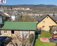 Großer Garten und Garagengebäude